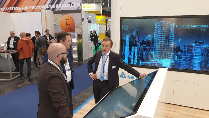 Andreas Hoischen erläuert die Neuheiten von Delta.