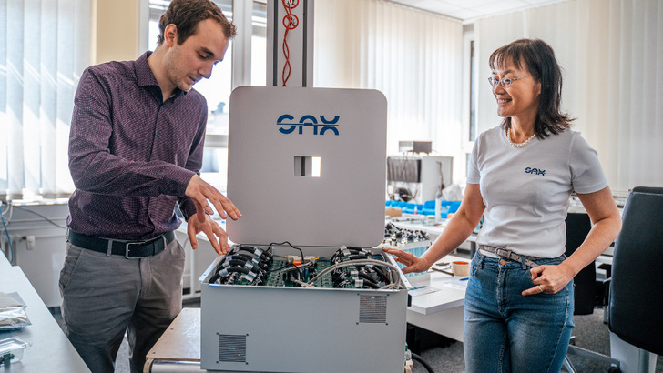 Auf dem Sprung in die Serienfertigung: Sax Power hat einen AC-Speicher ohne Inverter entwickelt.