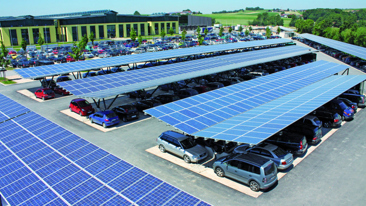 Das Carportsystem von Schletter hilft, große Parkflächen solar zu überdachen und somit doppelt zu nutzen. - © Schletter Group
