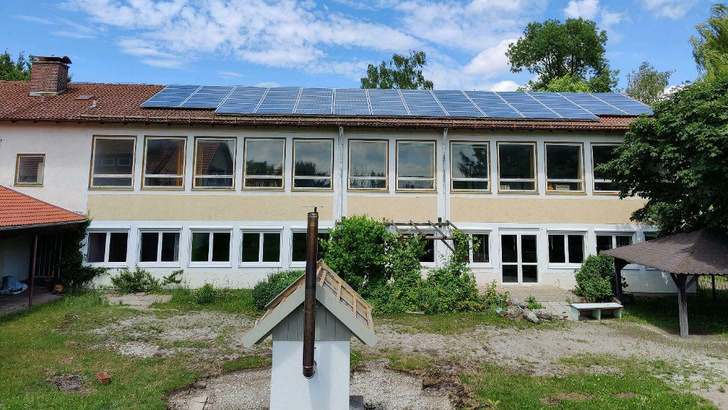 Diese Dachanlage aus dem Jahr 2004 wird zum Abbau angeboten.