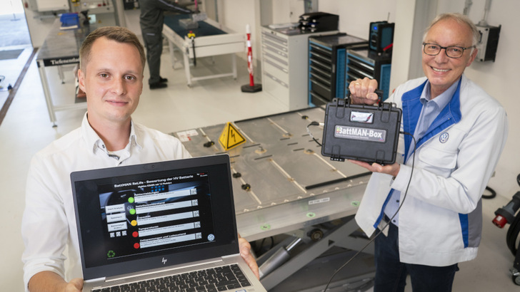 Robin Krause (links), in der der Abteilung Batterieentwicklung von Audi zuständig für Recycling und Second Life Speicher, und Joachim Wöhle, verantwortlich für die Planung der Technologieentwicklung, nutzen die neue Lösung in der VW-Niederlassung in Salzgitter für die Diagnose von Batteriezellen.