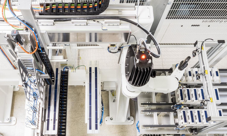 Der neue Stringer von M10 Industries erlaubt schnellen Durchsatz in der Produktion. - © Fraunhofer ISE
