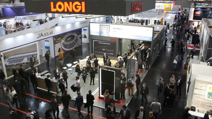 Eine Stunde nach Start der Messe füllten sich die Gänge, hier in Halle A6. - © Heiko Schwarzburger
