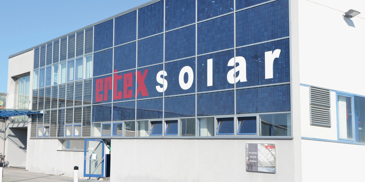 Der Modulhersteller in Amstetten bietet die ganze Bandbreite an Möglichkeiten, die Architekten aus der Konstruktion von ­einfachen Glasfassaden kennen – nur mit zusätzlicher Funktion der Stromproduktion.