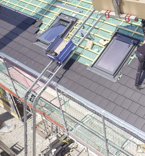 Mit Indachelementen lassen sich auch große Dachflächen gut für Solartechnik nutzen. - © Foto: Hanns-Christoph Zebe
