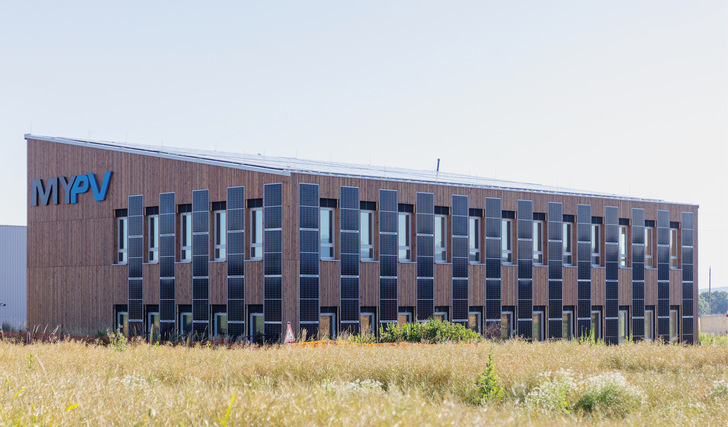 Die neue Dependance von My-PV ist nicht nur eine Augenweide. Sie ist auch mit einem innovativen Heiz- und Kühlkonzept ausgestattet, das komplett mit Strom betrieben wird.