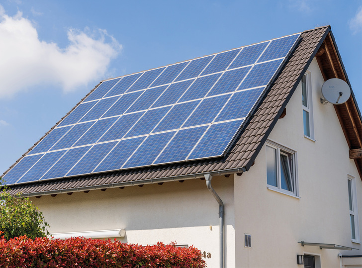 Solaranlage statt Schornstein: Die Wärmeenergie für das ­Einfami­lienhaus in Hagen liefert der Photovoltaikgenerator 
auf dem Dach.