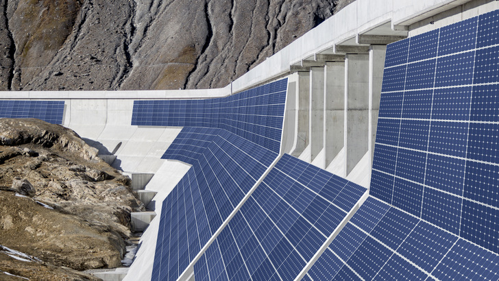 Das Solarkraftwerk mit 2,2 Megawatt Leistung auf der Staumauer am Muttsee in der Schweiz.
