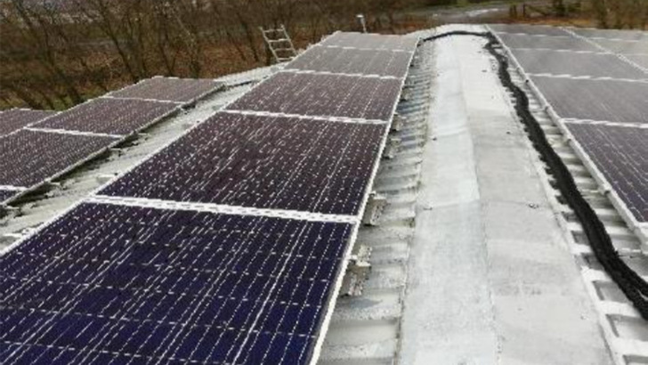 Dieses Solardach in Brandenburg wird zum Verkauf angeboten.