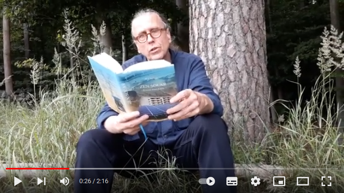 In der freien Natur: Eglund liest aus seinem Roman Zen Solar, der die Energiewende zum Thema hat. - © Ko-Hum
