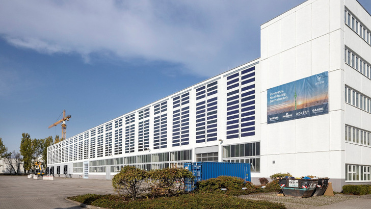 Die organischen Solarelemente wurden direkt auf die Außenhaut der Logistikhalle in Berlin geklebt.