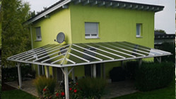 Mit den Module von Ertex Solar kann Pholtec auch Terassenüberdachungen um Gebäudekanten herum errichten.