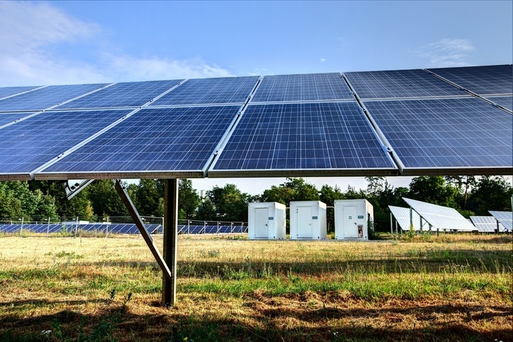 Photovoltaikmodule und Batteriespeicher im Energy Lab 2.0 am KIT Campus Nord. - © Walter Frasch, KIT
