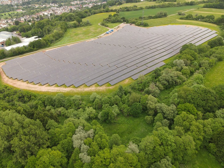 Mehr als 14.000 Solarmodule versorgen ab sofort 2.200 Haushalte im saarländischen Nalbach mit Strom. - © Schoenergie
