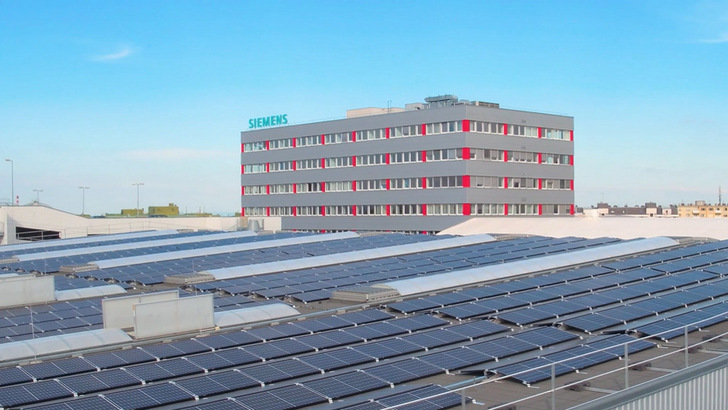 Ein Megawatt leistet die Solaranlage auf dem Dach der Werkshallen von Siemens Mobility Austria in Wien. - © Siemens Mobility Austria
