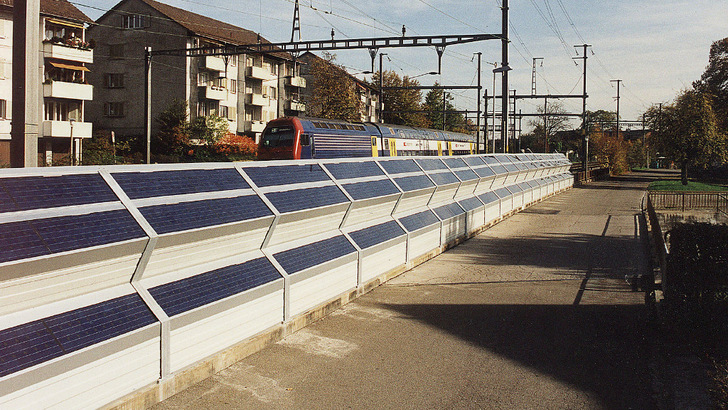 Lärmschutzwände mit Solaranlagen zu bebauen ist zwar eine gute Lösung, hat aber Grenzen. - © TNC Consulting
