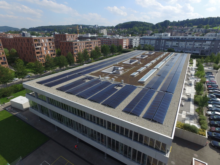 Das Montagesystem fürs Kiesdach besteht  aus recyceltem Kunststoff.
