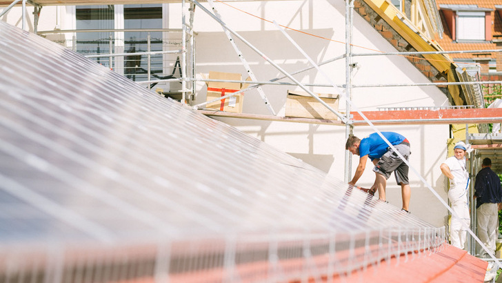 Installation einer gewerblichen Eigenverbrauchsanlage auf dem Dach des Gentner Verlages in Stuttgart.