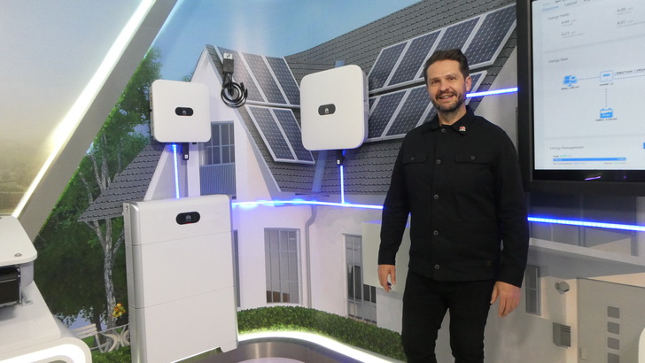 Dieter Jauch ist Produktmanager bei Huawei. Er erläutert den neuen Heimspeicher LUNA2000.