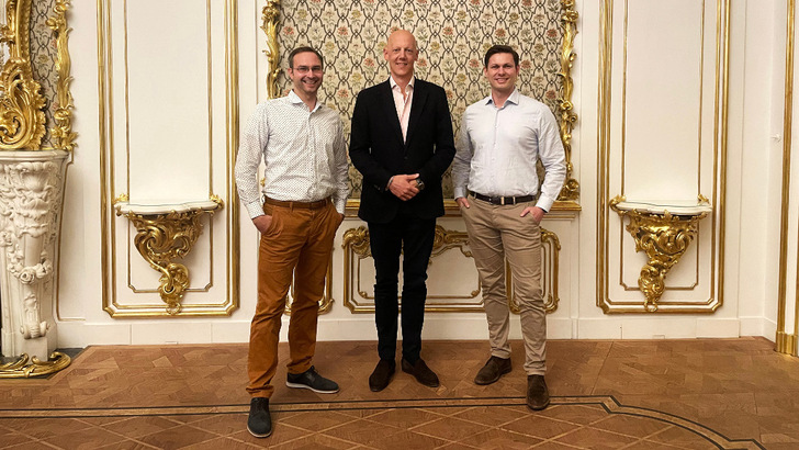 Daniel Hannemann (links) und Simon Schandert (rechts), Gründer und Geschäftsführer von Tesvolt, mit Johannes Meran, Chief Investment Officer der Liechtenstein Gruppe. - © Tesvolt
