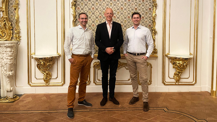 Daniel Hannemann (links) und Simon Schandert (rechts), Gründer und Geschäftsführer von Tesvolt, mit Johannes Meran, Chief Investment Officer der Liechtenstein Gruppe.