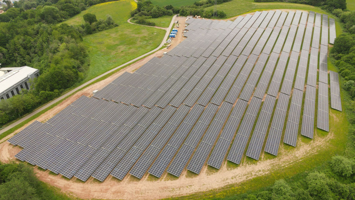 Im Saarland haben unlängst Schoenergie und die Stadtwerke Trier diesen Solarpark (7,7 Megawatt) errichtet. Der Sonnenstrom wird über PPA abgenommen. - © Schoenergie
