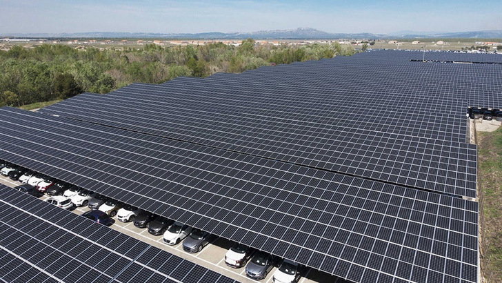 Ein Projekt von Axpo: mit Solarmodulen überdachter Parkplatz in Frankreich. - © Axpo
