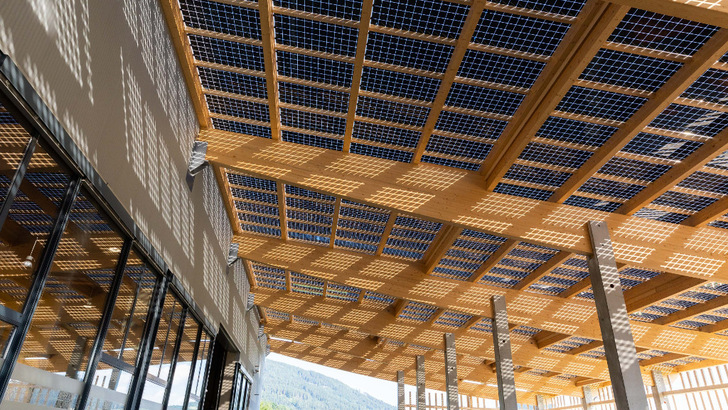 Das solare Flugdach hat Sonnenkraft mit den eigenen Modulen von Kioto Solar eingedeckt. - © Sonnenkraft
