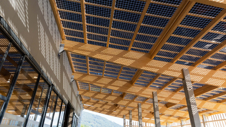 Das solare Flugdach hat Sonnenkraft mit den eigenen Modulen von Kioto Solar eingedeckt.