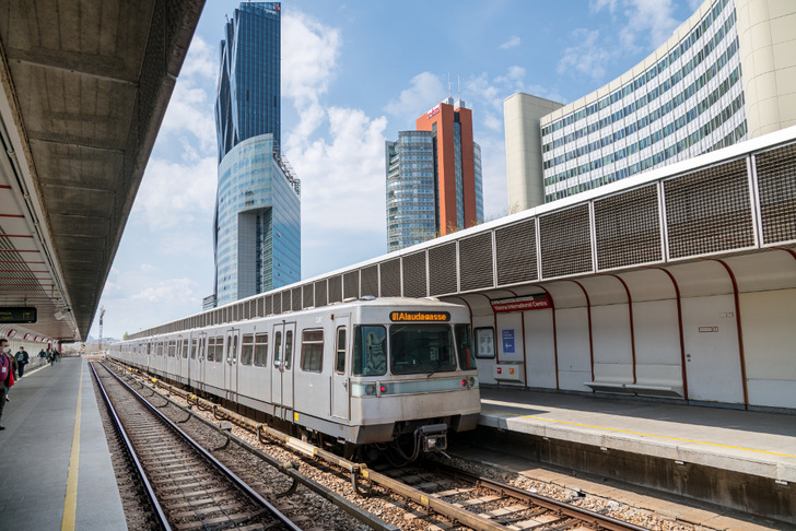 Die erste Anlage im Rahmen der Kooperation entsteht auf der Station Alte Donau. Der Strom reicht in Spietzenzeiten aus, um auch den Bahnhof Kaisermühlen mit zu versorgen. - © Manfred Helmer
