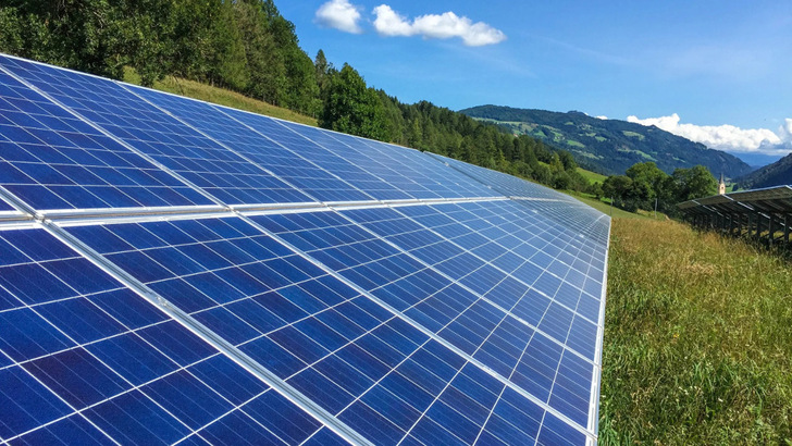 Die Energiegemeinschaften errichten zusammen eine Solaranlage und nutzen den Strom direkt vor Ort. Das entlastet auch das Netz. - © Eco-Tec
