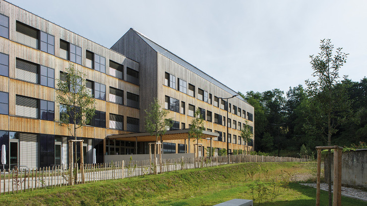 Gymnasium in Ettelbruck mit Indachlösung.