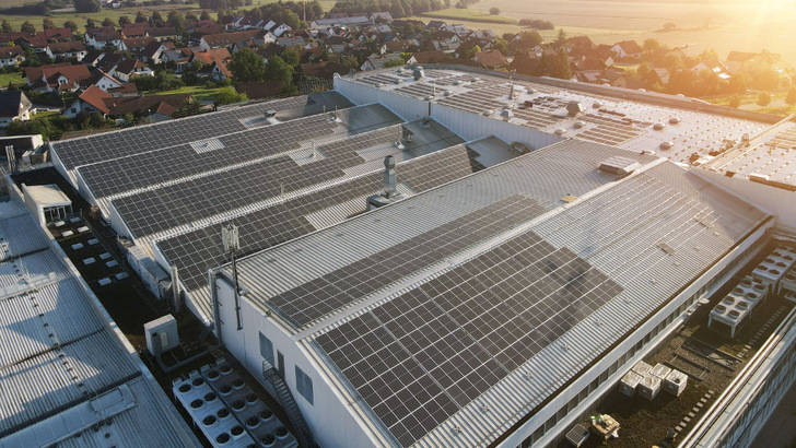 Die neuen Solardächer versorgen das Bateriewerk in Schierling mit sauberem Eigenstrom. - © Webasto Group

