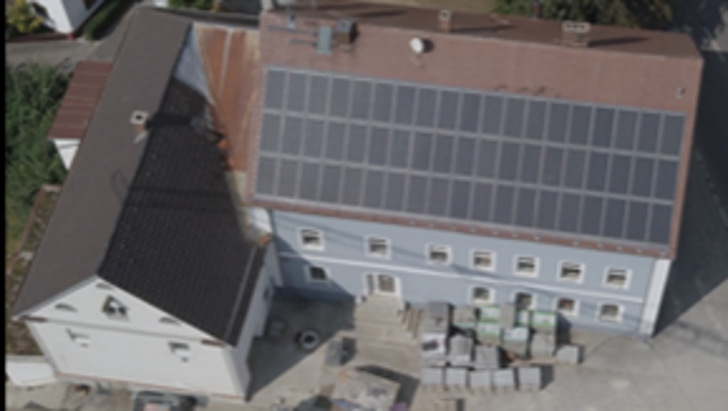 Diese Dachanlage in Bayern aus dem Jahr 2009 wird zum Abbau verkauft.