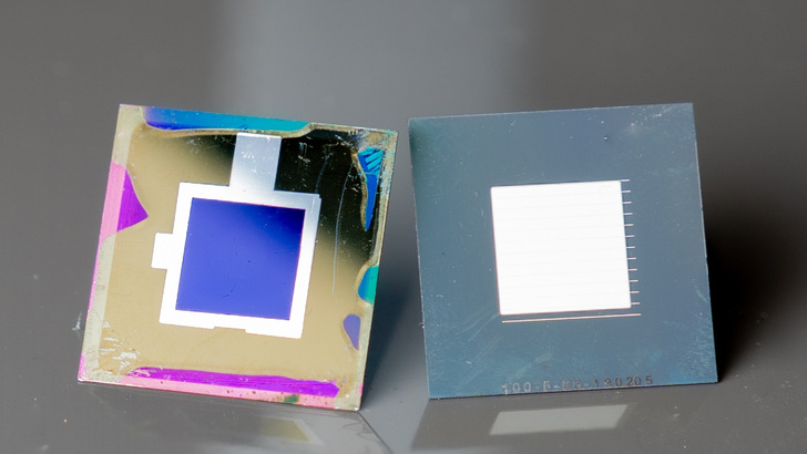 Die Forscher haben die höhere Effizienz mit zwei Verbesserungen erreicht: Mit einer Nanostrukur auf der Vorderseite (links) und einem Reflektor auf der Rückseite (rechts). - © HZB
