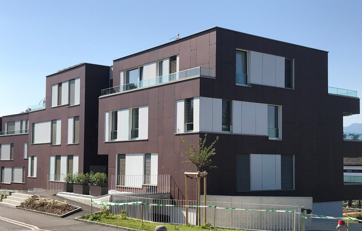 Neben dem herausragenden Energiekonzept hat auch die Ästhetik der Fassade überzeugt. Diese ist geprägt von den weißen Solarelementen.