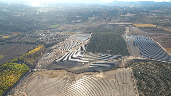Der Solarpark Illora liegt bei Granada. Es handelt sich um drei Anlagenabschnitte mit 147,6 Megawatt. - © Baywa r.e.
