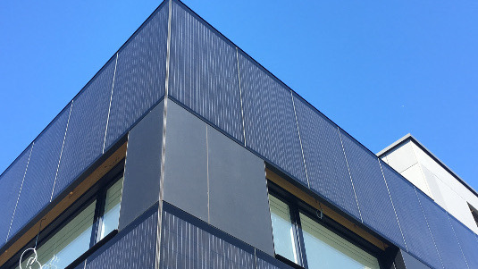 Für Solarfassaden gibt es ab dem nächsten Jahr einen Leistungsbonus von 250 Franken zusätzlich zum Investitionszuschuss.