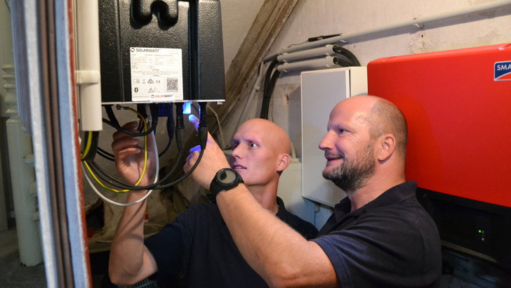 Was ist beim Transport und der Installation von Lithiumspeicher zu beachten? Wie kann man die Qualität von Speichersystemen beurteilen? Das aktualisierte Kompendium gibt Hinweise darauf.