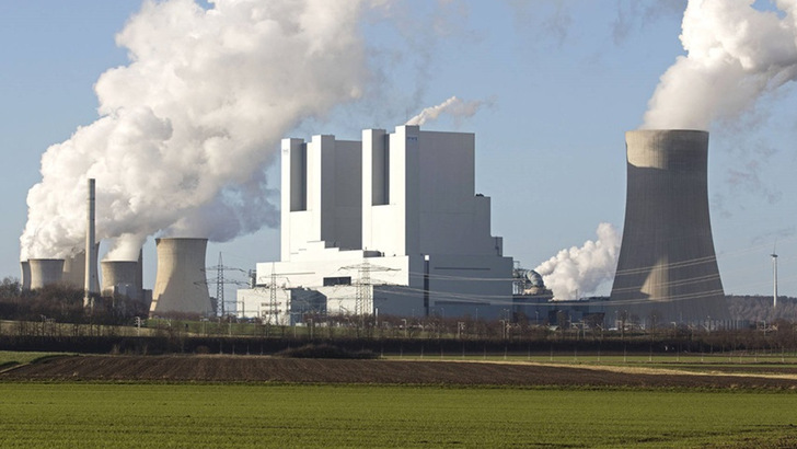Das Kraftwerk Neurath wird mit Braunkohle befeuert. Durch den Kohleausstieg verschwinden unter anderem der Bergbau und die großen Öfen – einst das Rückgrat der Wirtschaft an Rhein und Ruhr. - © RWE
