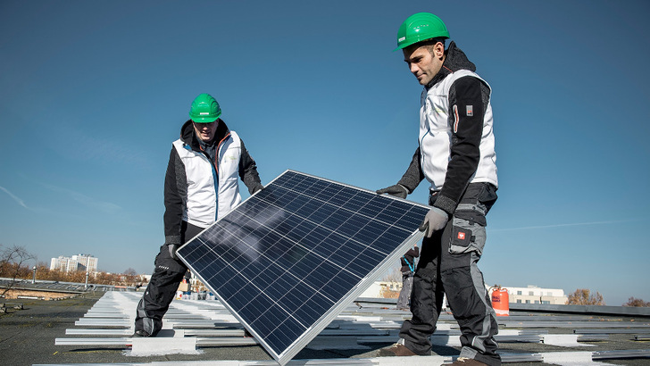 Seit 2016 haben die Installateure im Auftrag der Berliner Stadtwerke 40 Megawatt Solarleistung auf die Dächer der Stadt montiert. - © Benjamin Pritzkuleit/Berliner Stadtwerke
