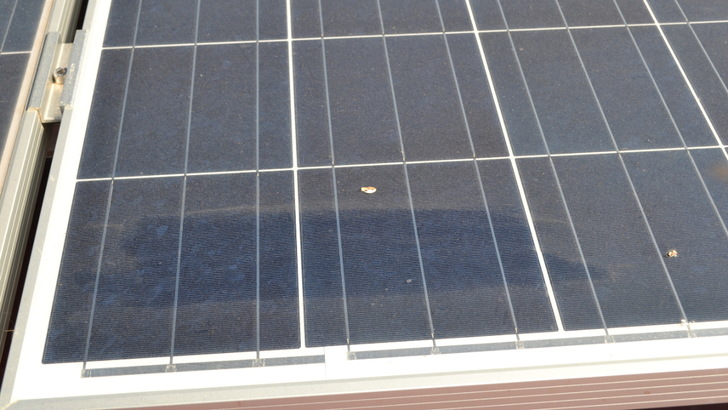 Feinstaub ist nicht nur ein Problem, wenn er in großen Mengen auf den Modulen liegen bleibt. Auch in der Luft verteilt, mindert er den Ertrag von Solaranlagen.
