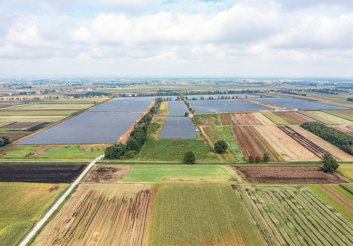 Das Solarkraftwerk Schornhof im Donaumoos leistet 
120 Megawatt.