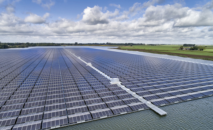 Die auf einer Kiesgrube schwimmende Floating-PV-Anlage in Bomhofsplas nahe Zwolle bietet einige Vorteile. - © Foto: Phoenix Contact
