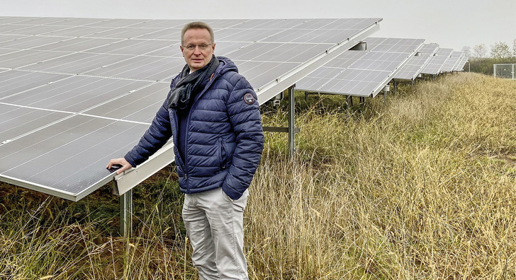 Thomas S﻿peckter  ist Prokurist der Stadtwerke Trier und Geschäftsführer zahlreicher Anlagen für erneuerbare Energien. Der Regionalversorger bietet privaten und Geschäftskunden sowie den Kommunen vielfältige Dienstleistungen zur Energieversorgung und zur Infrastruktur an. Aktuell betreibt das Unternehmen 26 Windkraftanlagen, 32 Photovoltaikanlagen und zwei Wasserkraftwerke. In Summe erzeugen diese pro Jahr rund 192 Gigawattstunden sauberen Strom. Für ihr Konzept zur klimaneutralen Trinkwasserversorgung wurden die Stadtwerke Trier in diesem Jahr mit dem Deutschen Solarpreis in der Kategorie „Städte/­Gemeinden, Landkreise, Stadtwerke“ ausgezeichnet. - © Foto: Schoenergie
