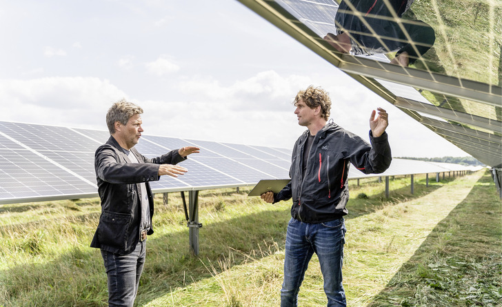 Grünen-Co-Chef und künftiger Vizekanzler Robert Habeck lässt sich die Funktion der Tracker genau erklären.