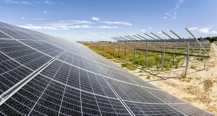 EnBW hat damit begonnen, ein Solarparkportfolio unter anderem auf Montagesystemen von Schletter aufzubauen. - © Foto: EnBW/paul-langrock.de
