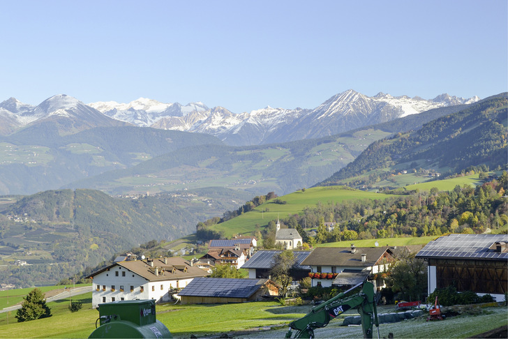 Die Idee hinter den Energiegemeinschaften ist, dass Gebäude mit Solaranlagen benachbarte Häuser ohne Photovoltaik mitversorgen.