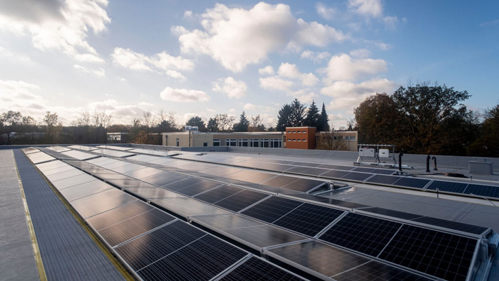 Die Anlagen auf der Schule am Karpfenteich ist der erste Solargenerator, den die Berliner Stadtwerke für den Bezirk Steglitz-Zehlendorf gebaut haben. - © Mathias Voelzke
