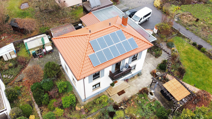 Die von Wirsol gespendete Dachanlage hilft der Sozialeinrichtung, die Stromkosten zu senken. - © Wirsol Roof Solutions
